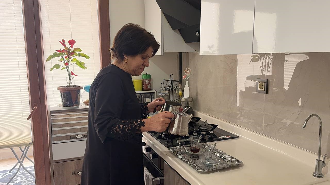 Depremzede Eroğlu ailesi yeni evlerinde ilk bayram sevincini yaşadı
Depremzede Eroğlu ailesi yeni evlerinde ilk bayram sevincini yaşadı