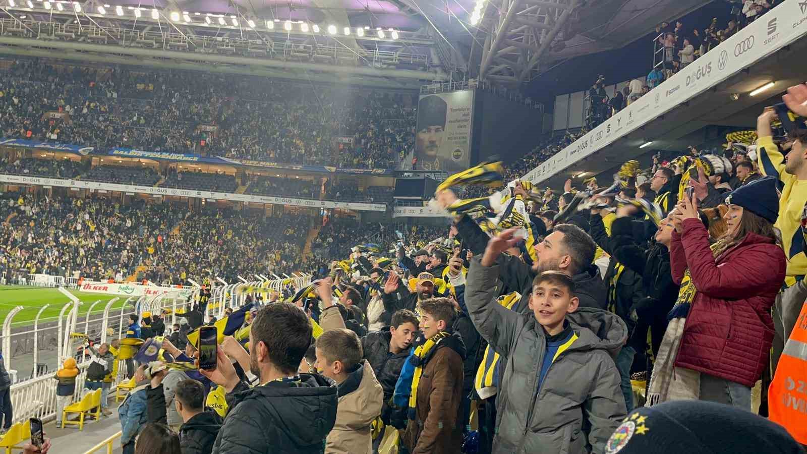 Depremzede gençler süper lig maçlarında moral buldu
