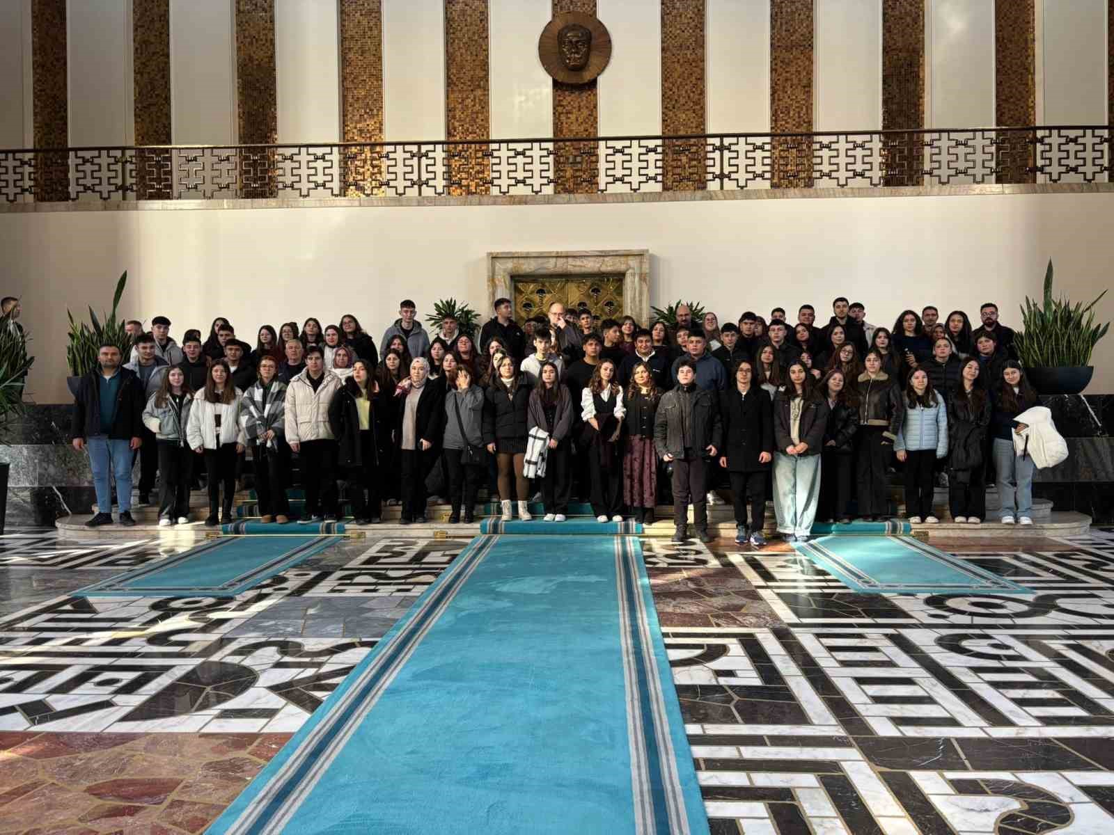 Depremzede gençlerin tarih dolu Ankara yolculuğu
