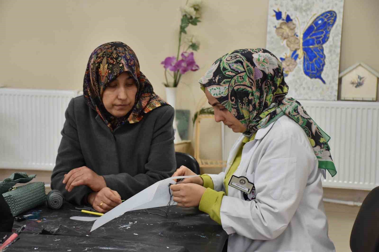 Depremzede kadın yaşadıklarını el sanatıyla unutmaya çalışıyor
