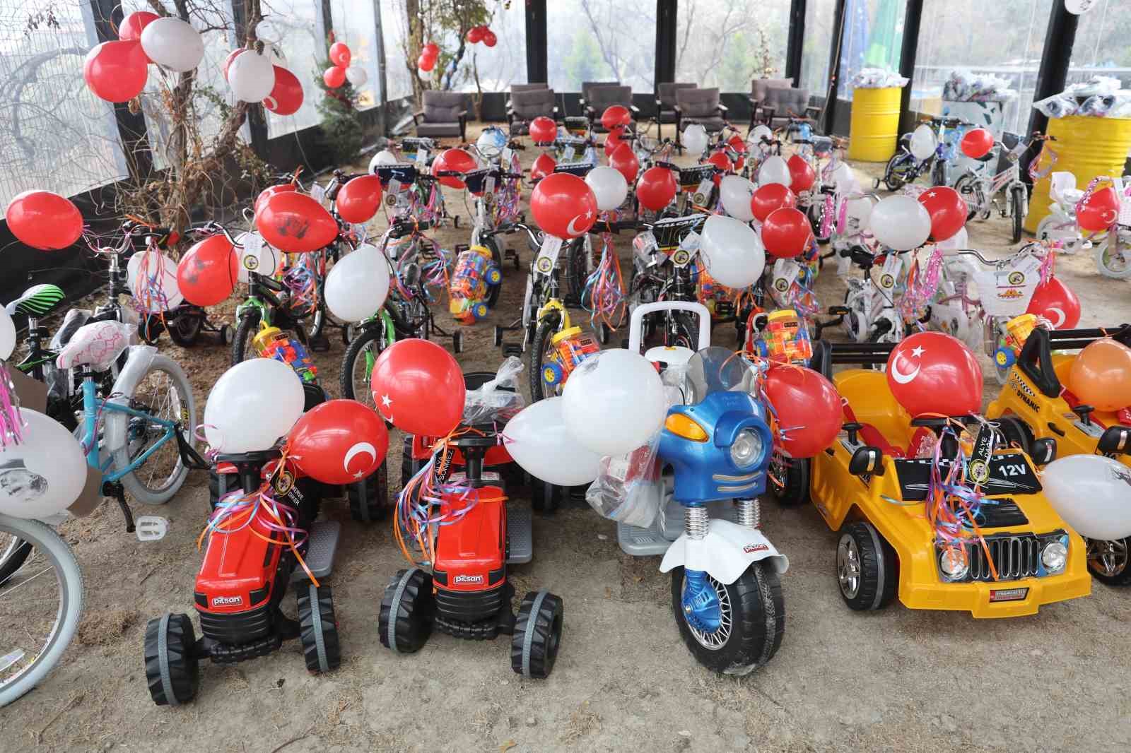 Depremzede öksüz ve yetim çocukların yüzü hediyelerle güldü
