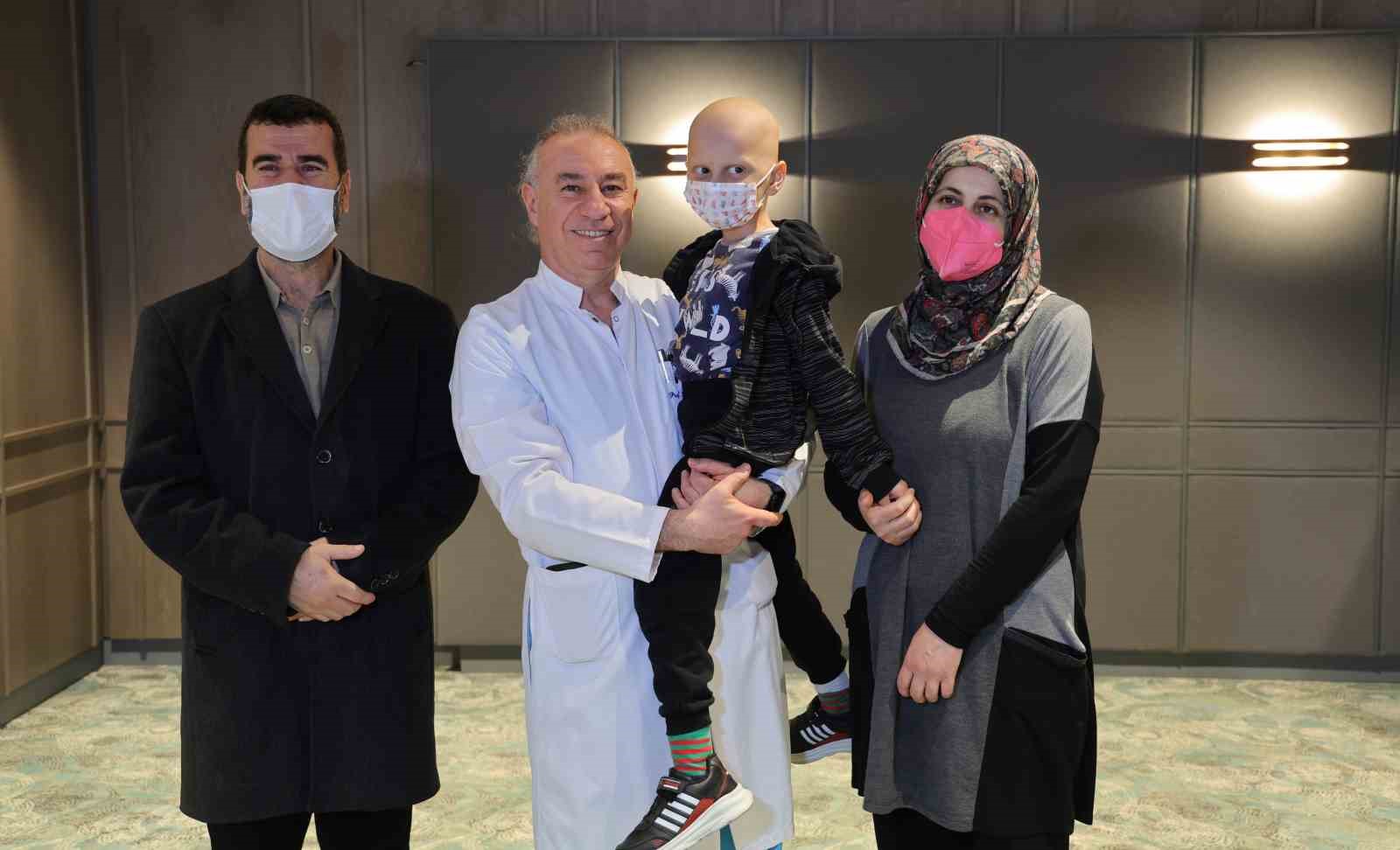 Depremzede Taha, babasından aldığı ilikle hayata tutundu
