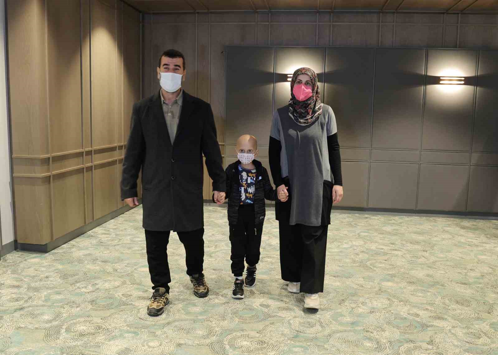 Depremzede Taha, babasından aldığı ilikle hayata tutundu
