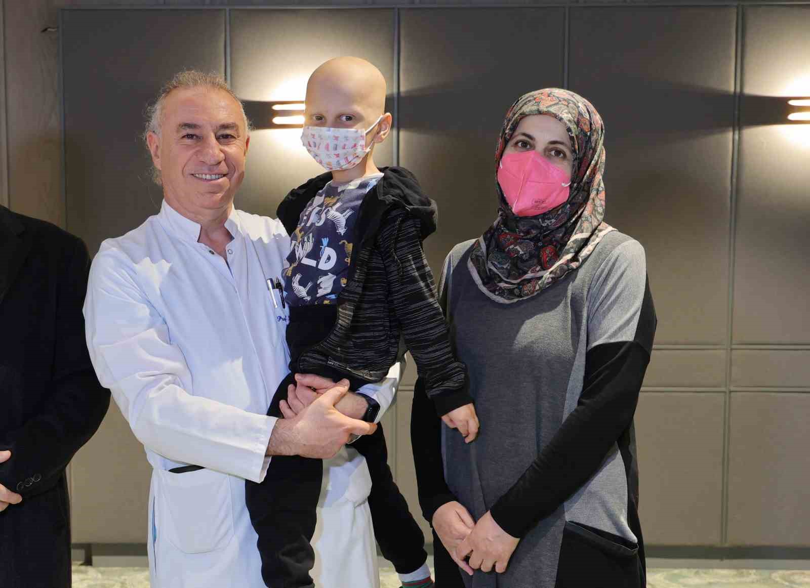 Depremzede Taha, babasından aldığı ilikle hayata tutundu
