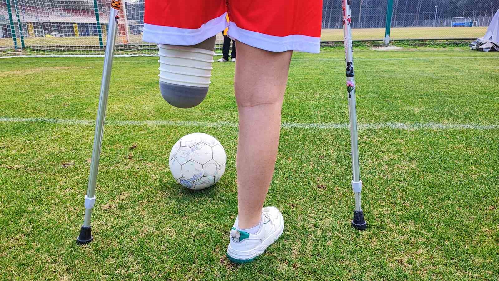 Depremzede Tuğba protez bacağıyla yeşil sahalara çıktı
