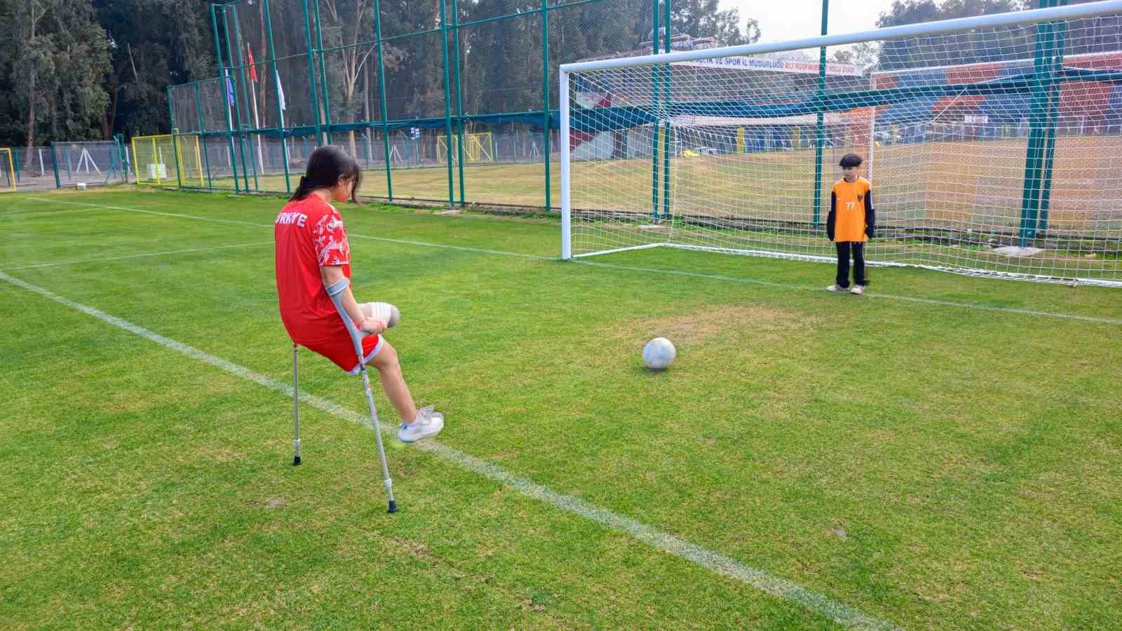 Depremzede Tuğba protez bacağıyla yeşil sahalara çıktı
