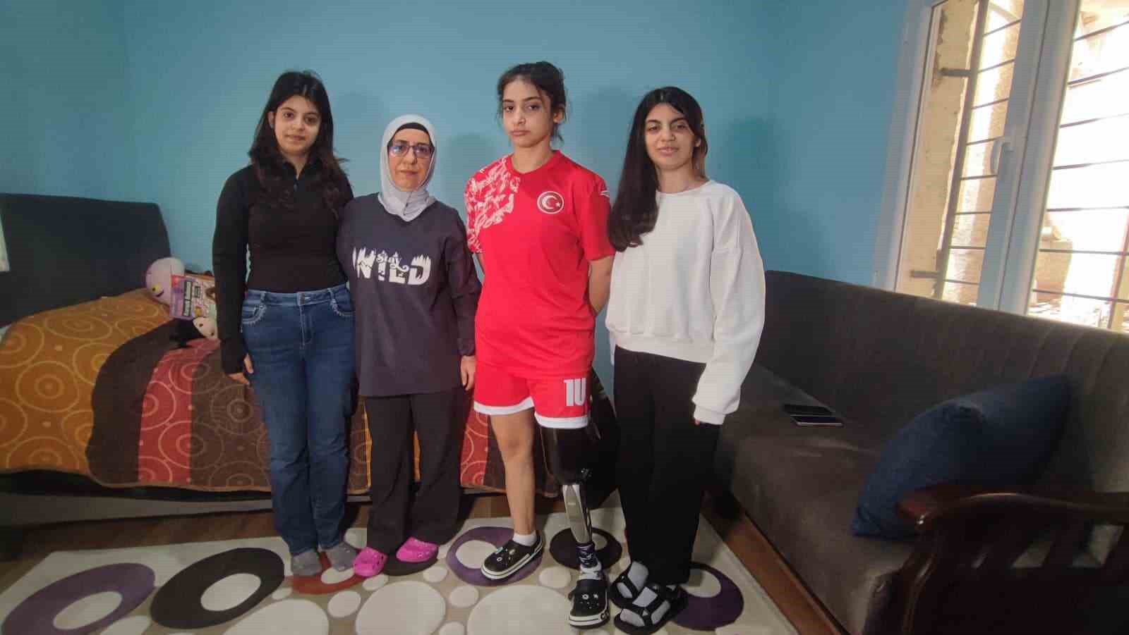 Depremzede Tuğba protez bacağıyla yeşil sahalara çıktı
