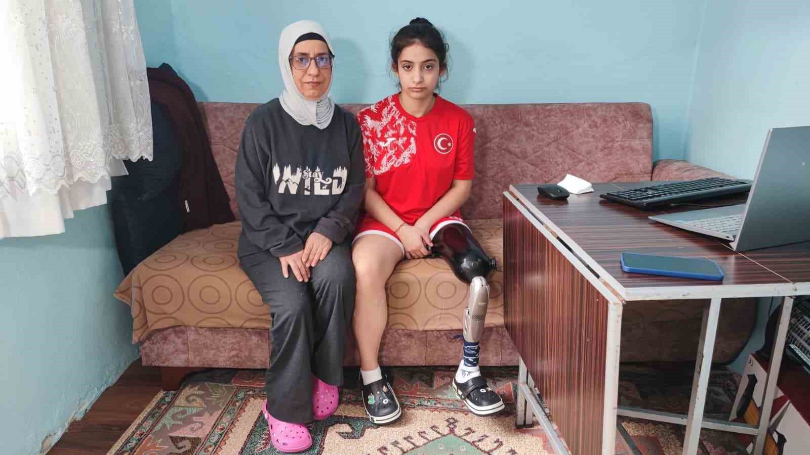 Depremzede Tuğba protez bacağıyla yeşil sahalara çıktı
