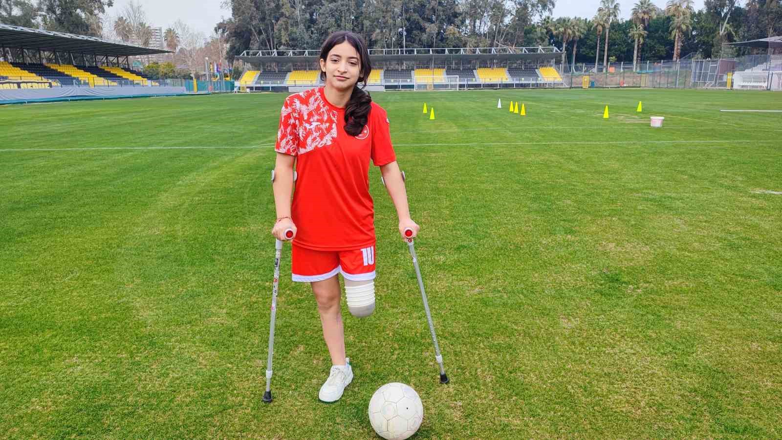 Depremzede Tuğba protez bacağıyla yeşil sahalara çıktı
