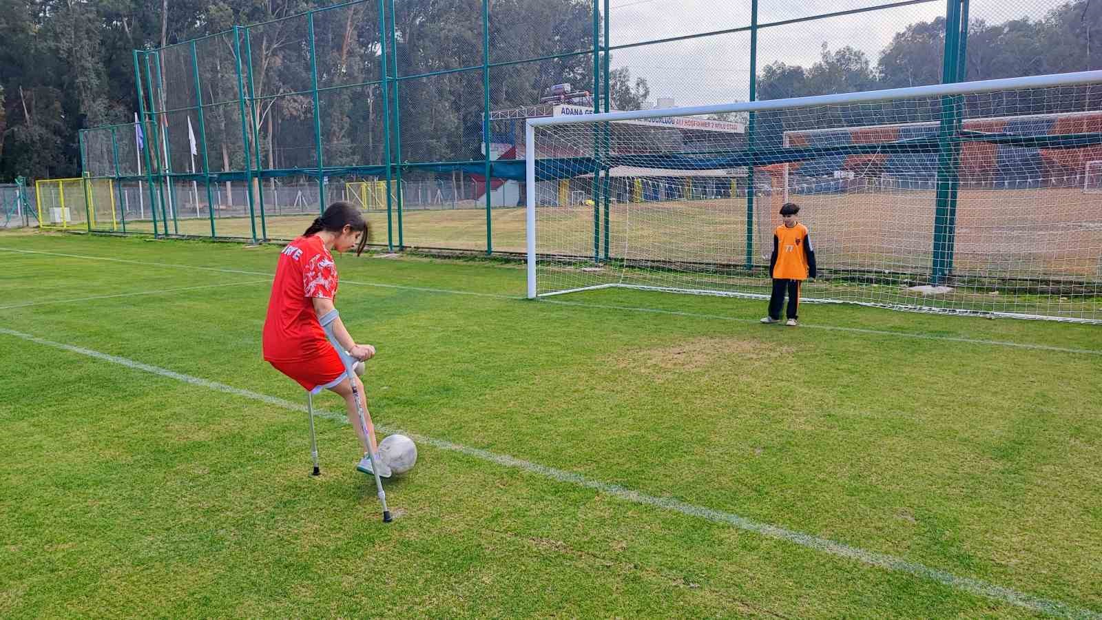 Depremzede Tuğba protez bacağıyla yeşil sahalara çıktı
