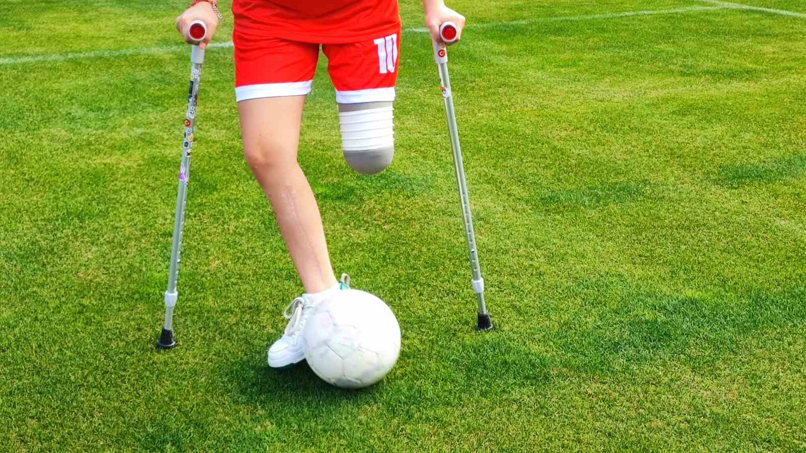 Depremzede Tuğba protez bacağıyla yeşil sahalara çıktı
