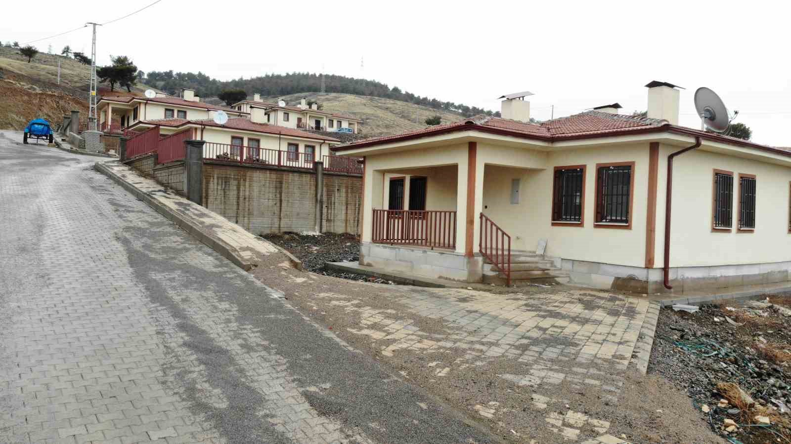 Depremzede vatandaş: "Babamızın yapmadığını devletimiz yaptı"
