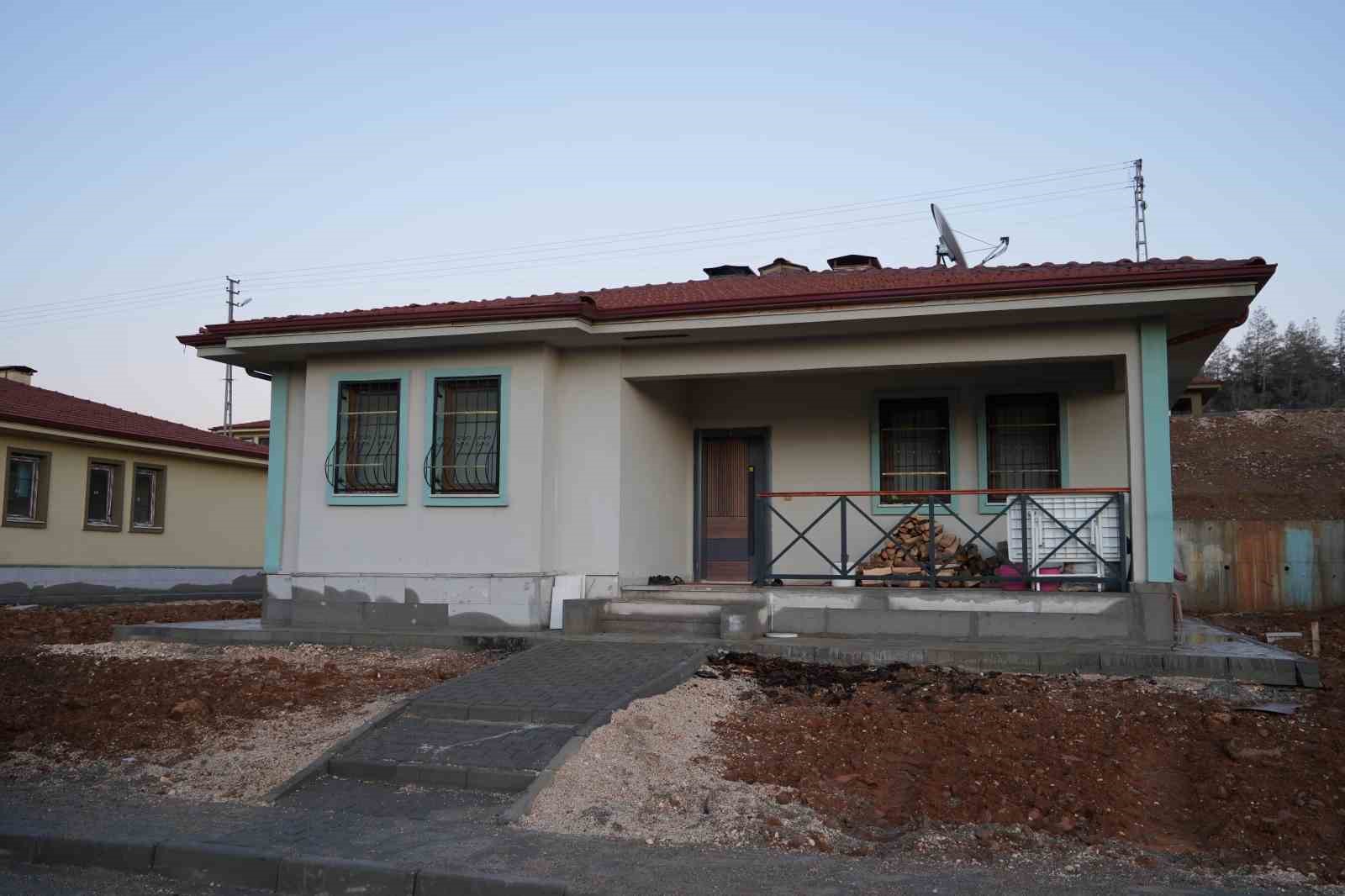 Depremzedeler: "Devlet bize ev değil villa yaptı"
