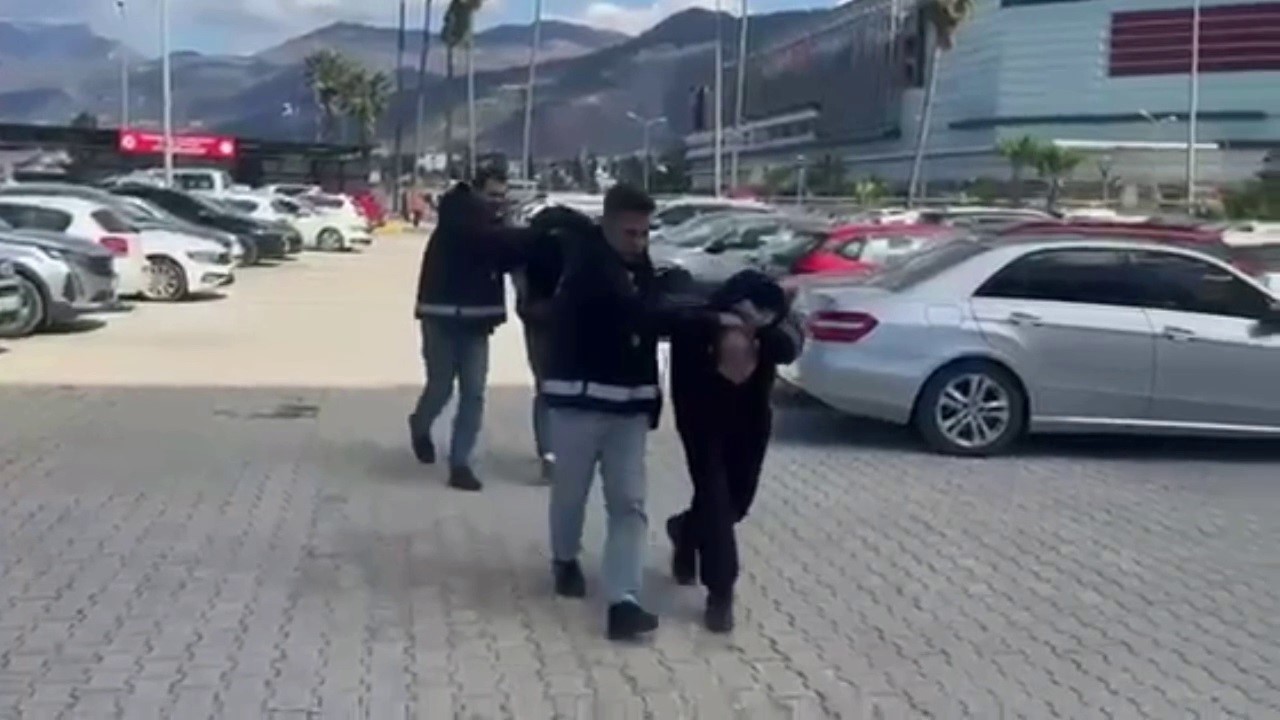 Depremzedelerden çaldıkları klimaları satan 2 şahıs yakayı ele verdi
