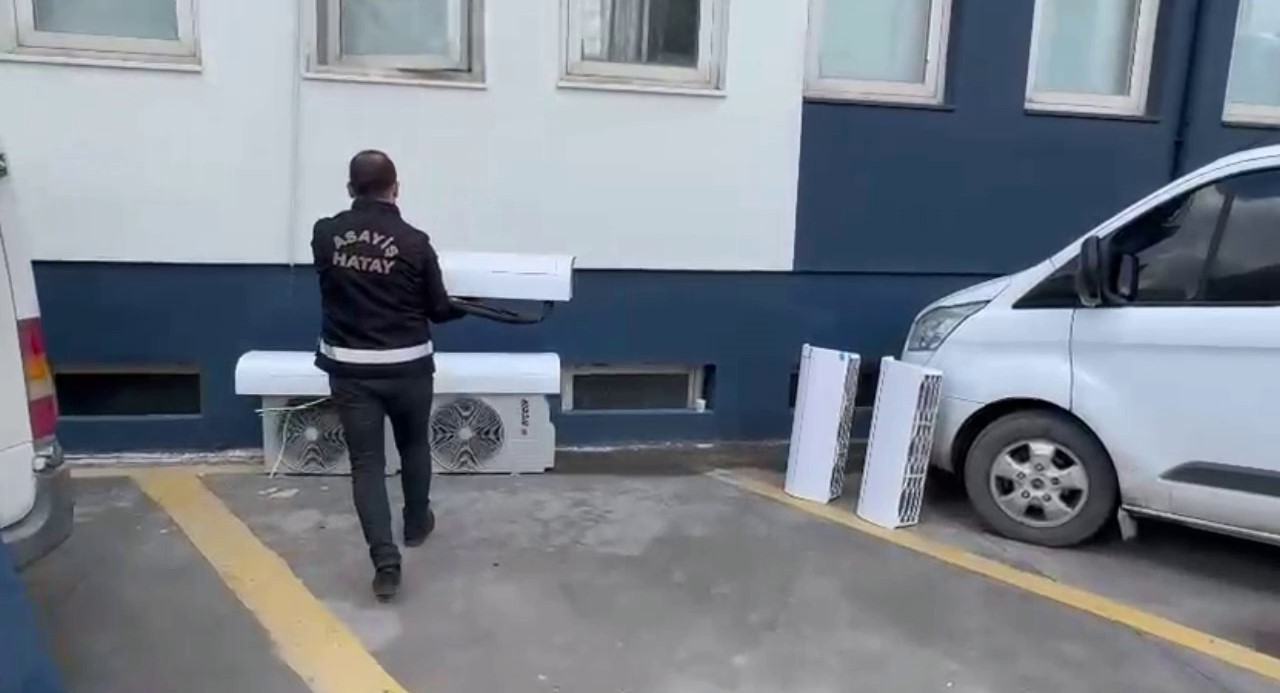 Depremzedelerden çaldıkları klimaları satan 2 şahıs yakayı ele verdi
