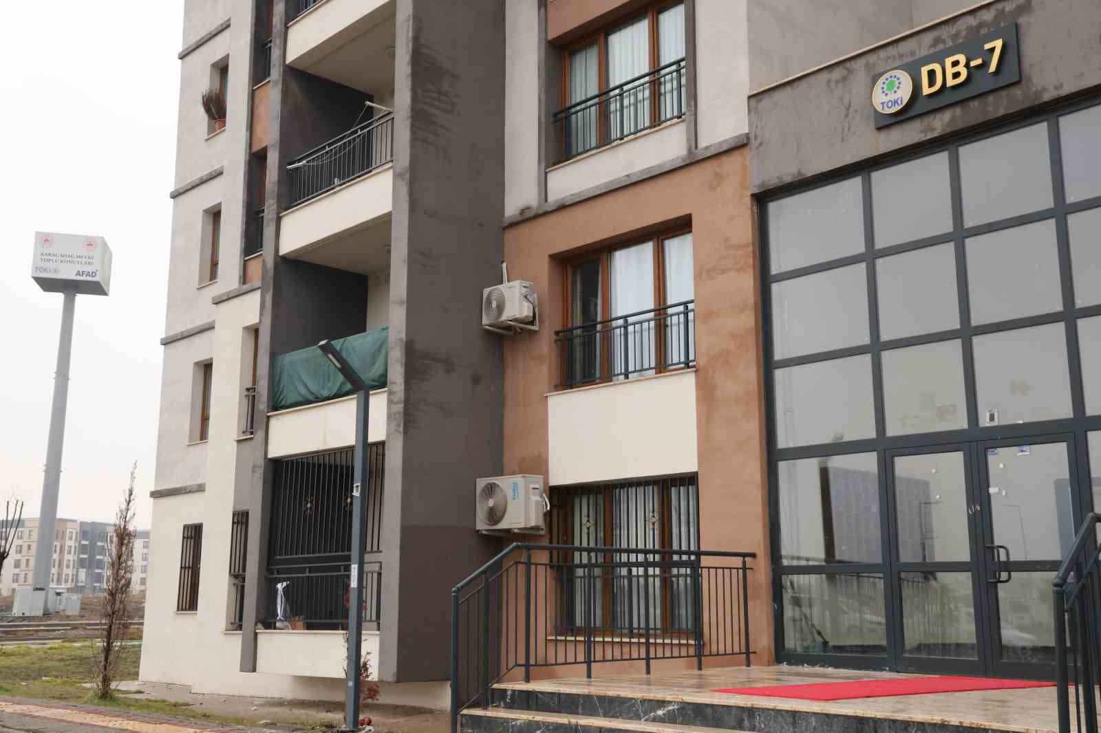 Depremzedenin evine misafir olan vatandaş: "Yurt dışında bu kadar konutun bu kadar kısa sürede yapılmasına inanılmıyor’’
