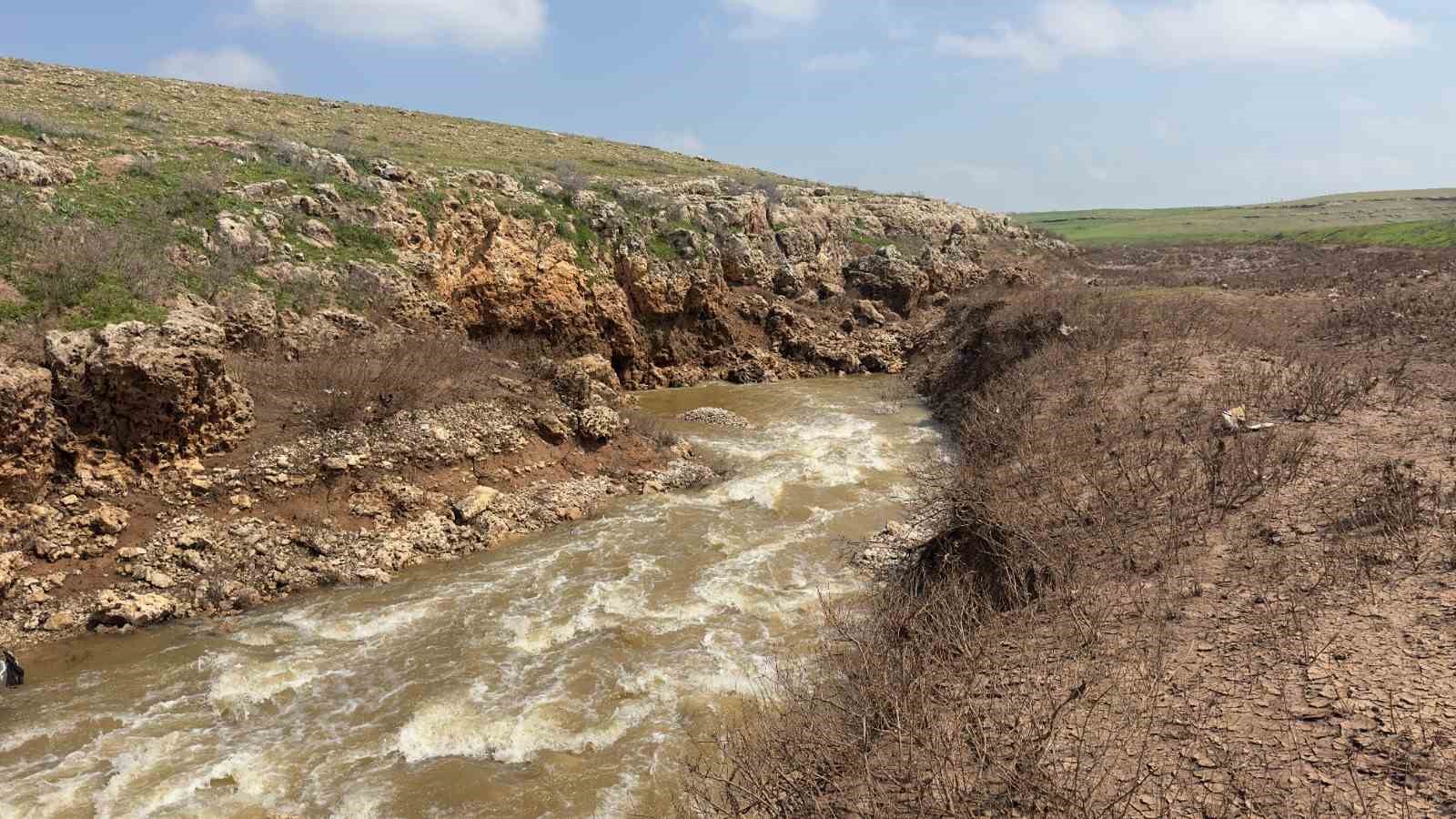 Dere suyu girdapta kayboluyor
