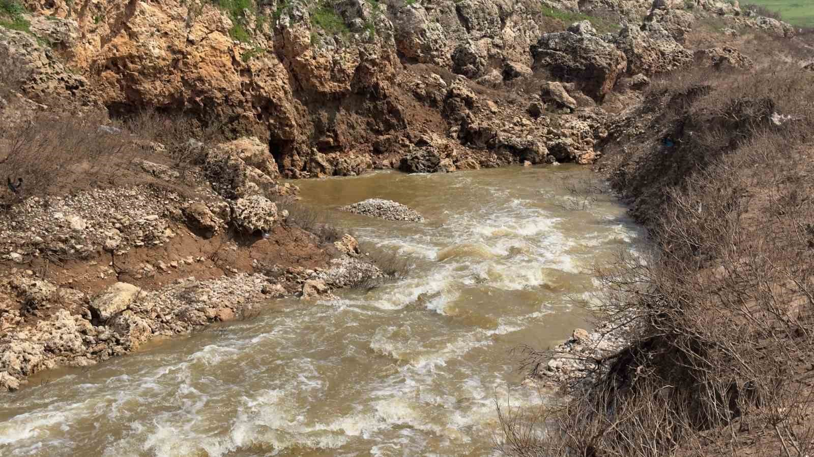 Dere suyu girdapta kayboluyor
