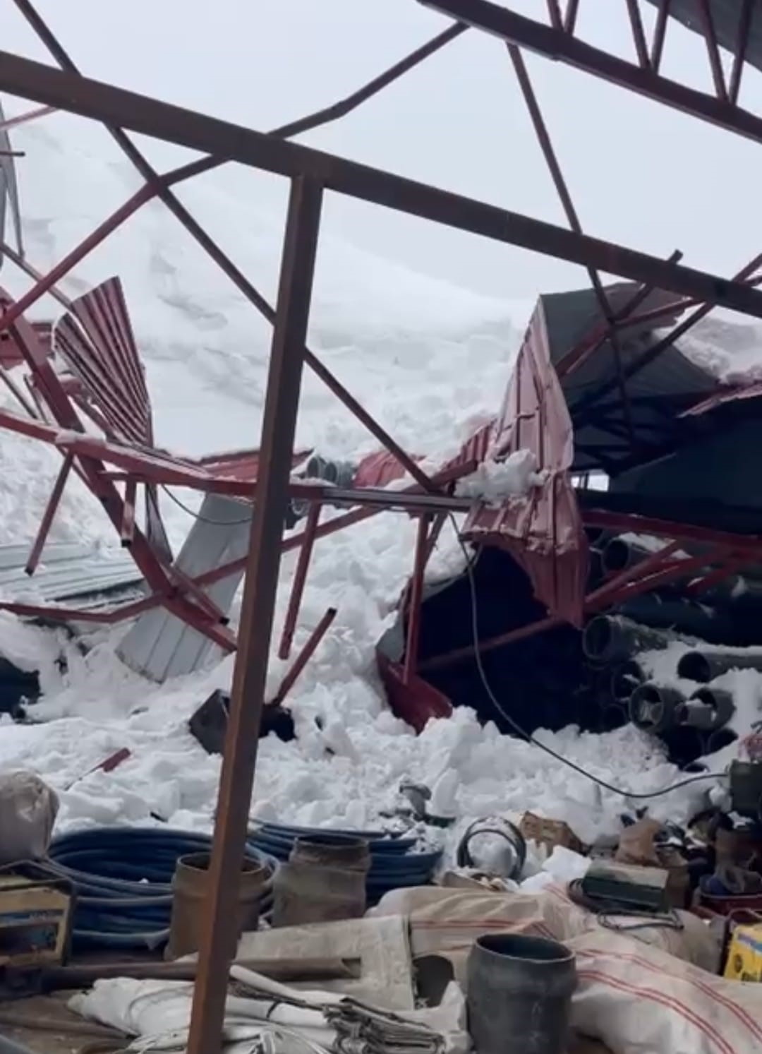 Derecik’te ahır çatısı çöktü
