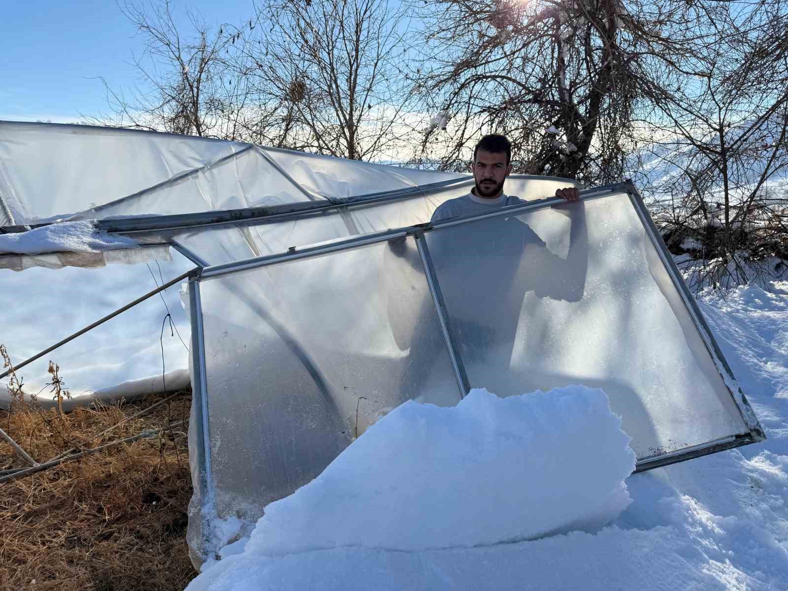 Derecik’te kardan dolayı 38 sera zara gördü
