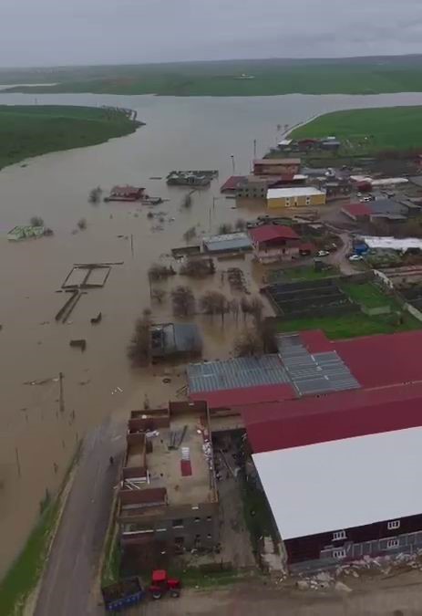 Dereler taştı, mahalle sular altında kaldı
