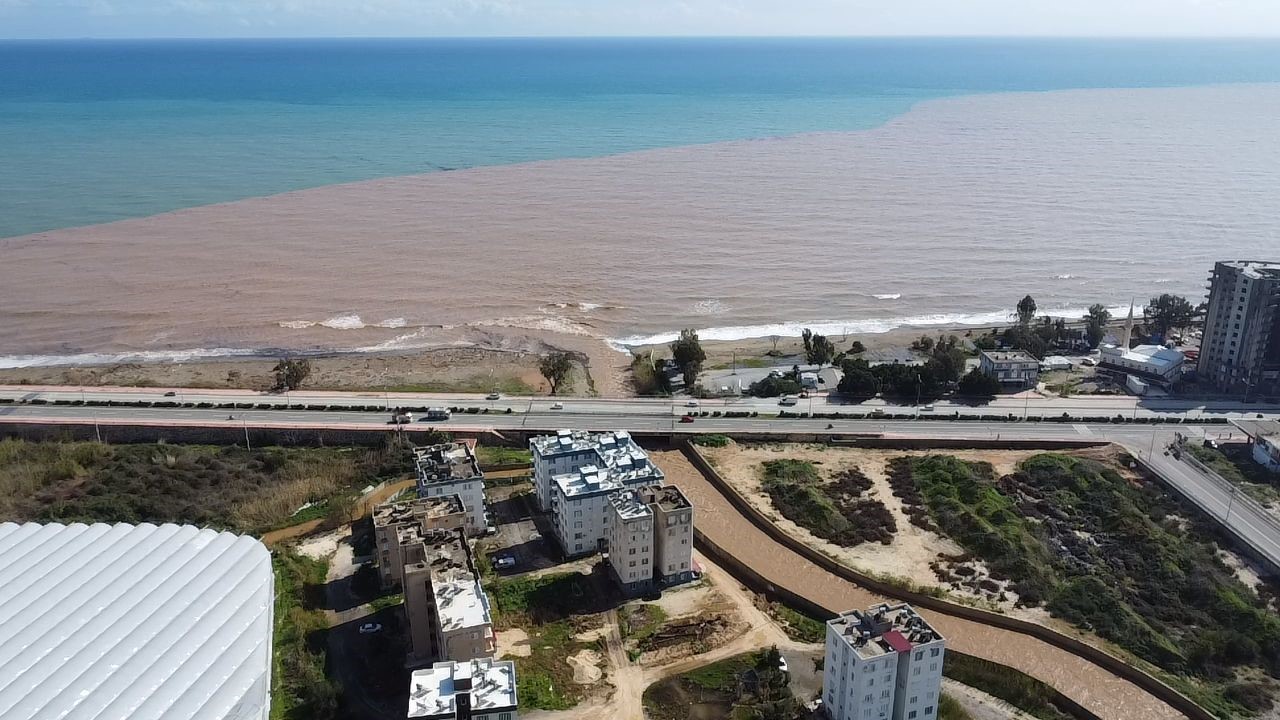 Derelerden Akdeniz’e akan sel suları kıyı şeridini çamura bürüdü
