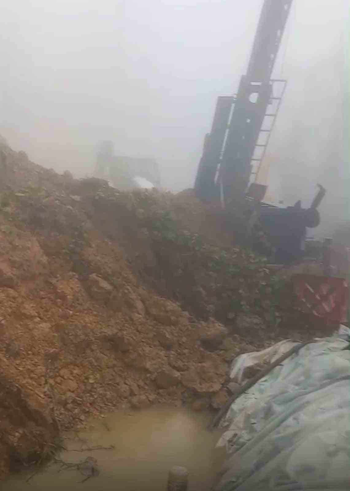 Dereli’de heyelan: Maden şirketinin sondaj makinesi toprak altında kaldı
