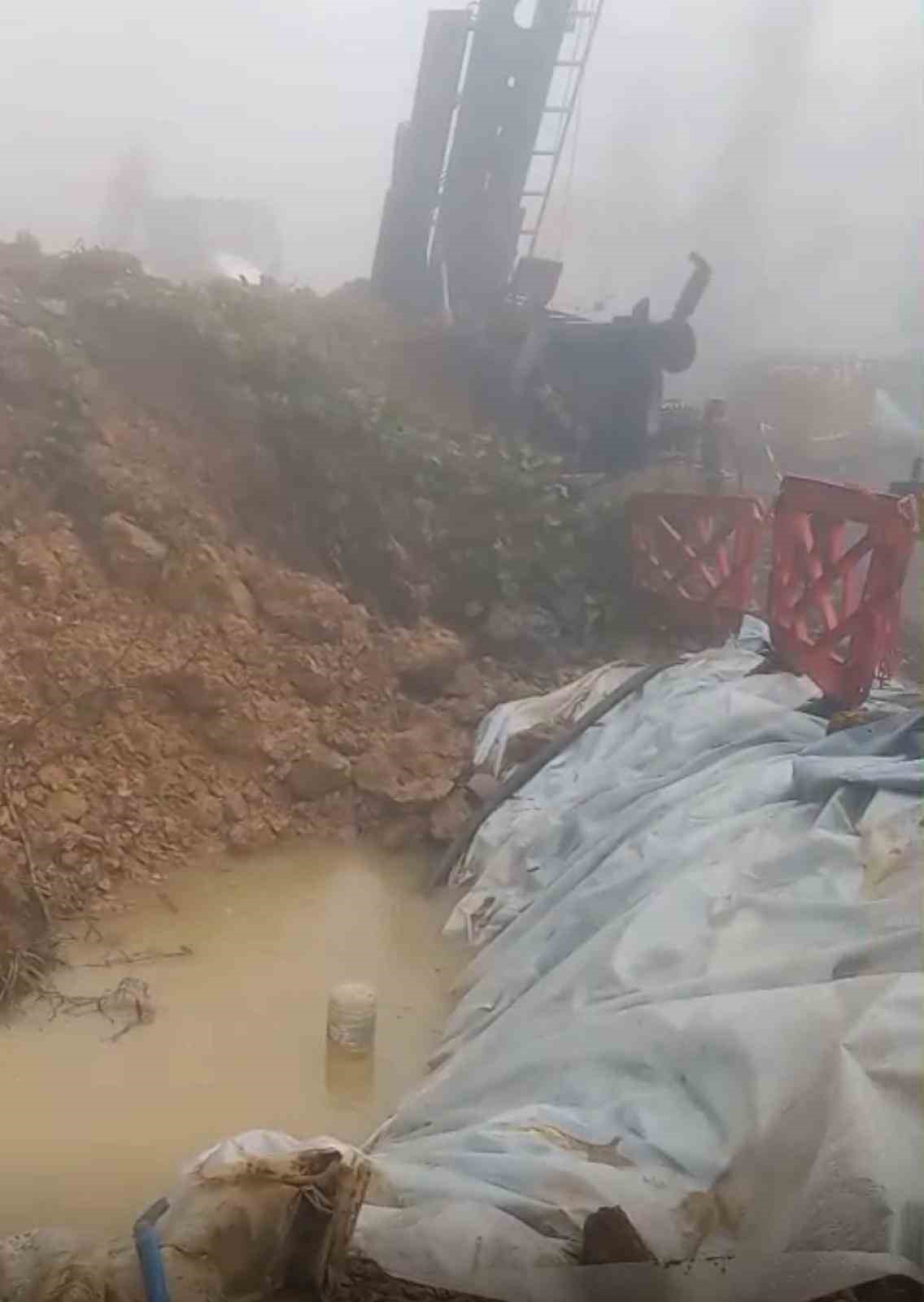 Dereli’de heyelan: Maden şirketinin sondaj makinesi toprak altında kaldı
