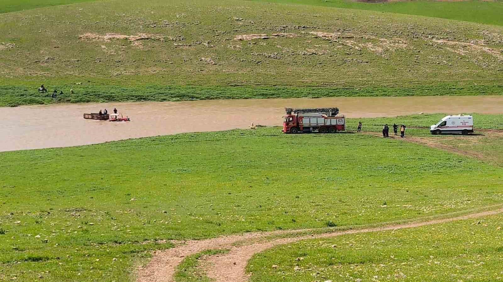 Derenin ortasında mahsur kalan 3 kişi kurtarıldı
Derenin ortasında mahsur kalan 3 kişi kurtarıldı