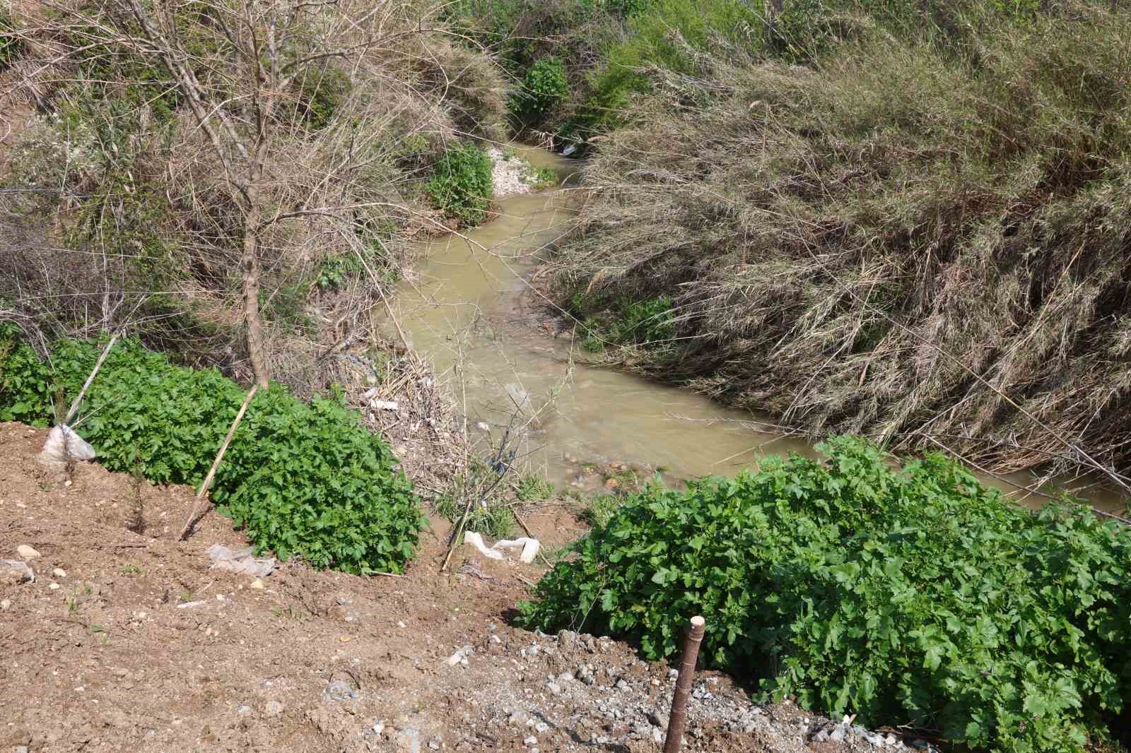 Dereye düşerek can veren evladını defneden acılı baba: "En son baktığımda dere kenarında terliği vardı"

