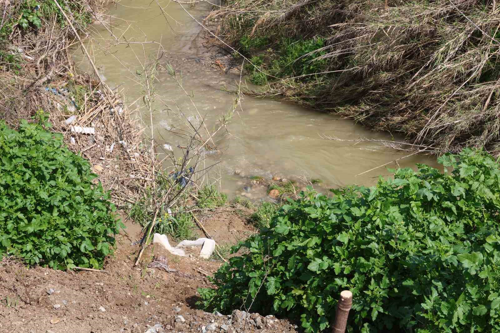 Dereye düşerek can veren evladını defneden acılı baba: "En son baktığımda dere kenarında terliği vardı"

