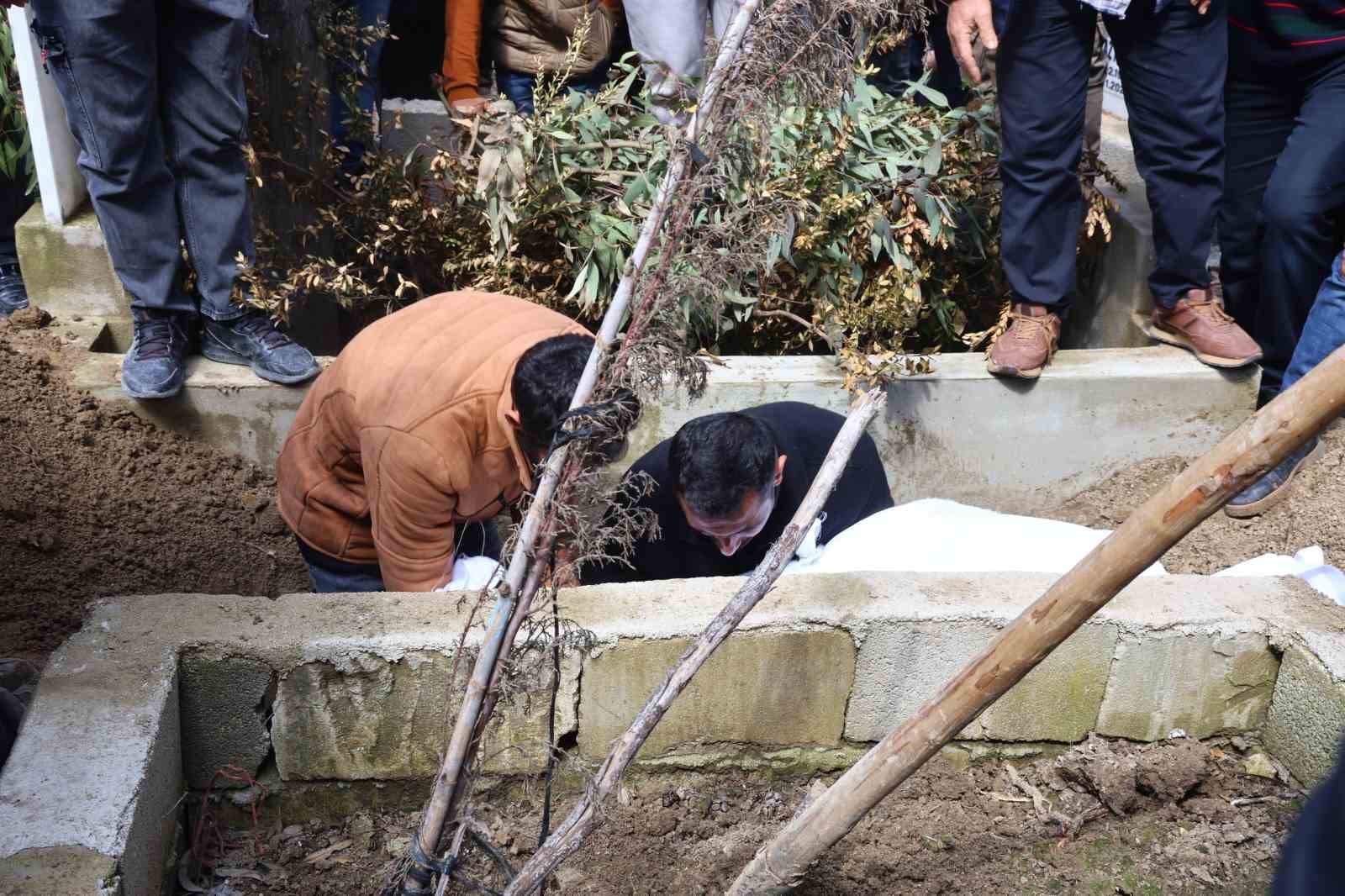 Dereye düşerek can veren evladını defneden acılı baba: "En son baktığımda dere kenarında terliği vardı"
