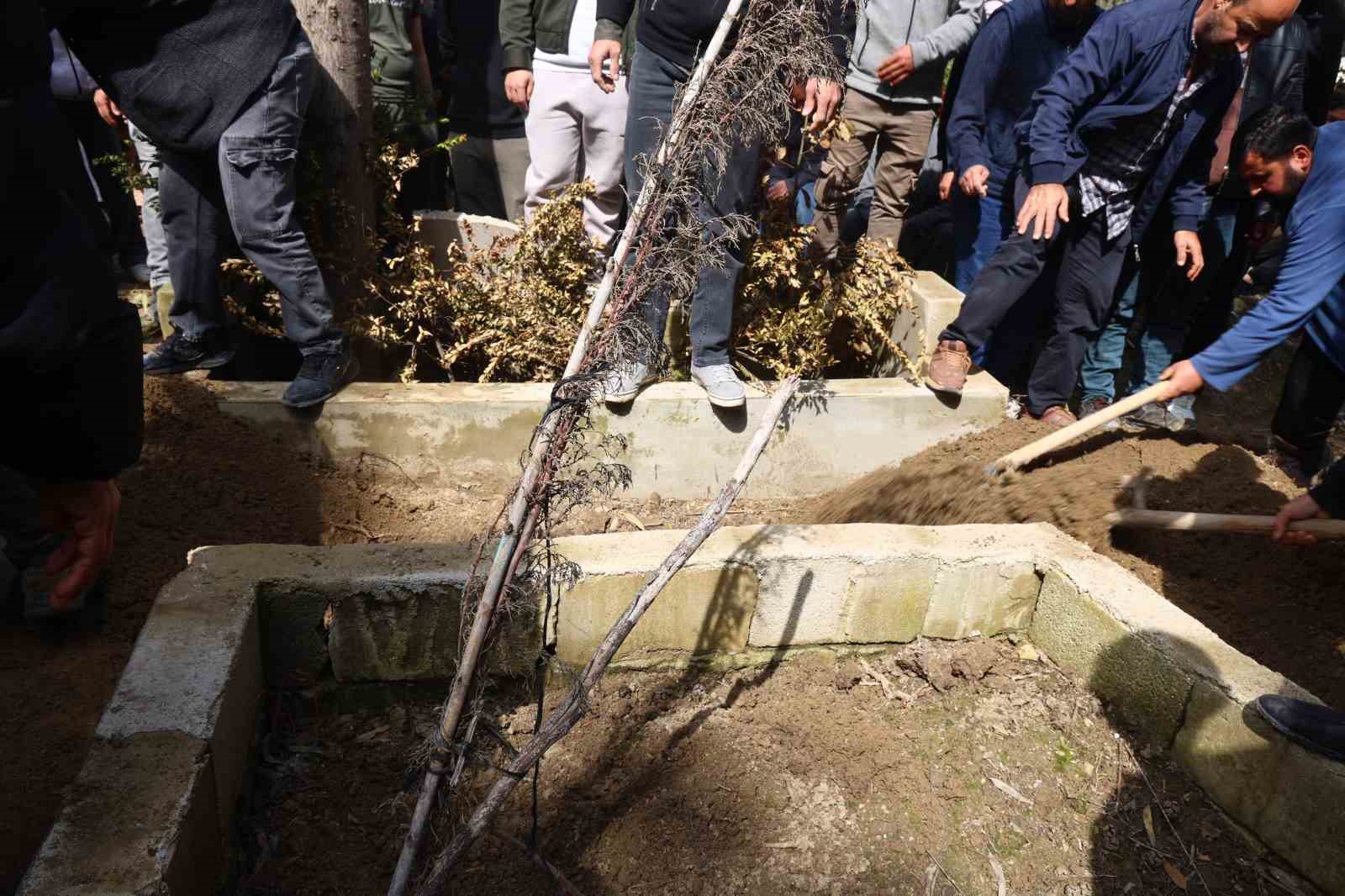 Dereye düşerek can veren evladını defneden acılı baba: "En son baktığımda dere kenarında terliği vardı"
