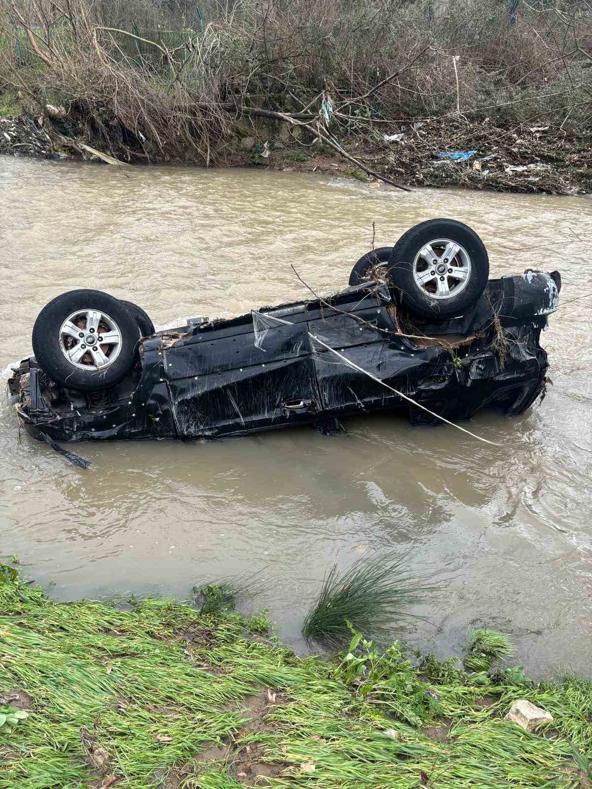 Dereye sürüklenen araç ertesi gün ortaya çıktı
