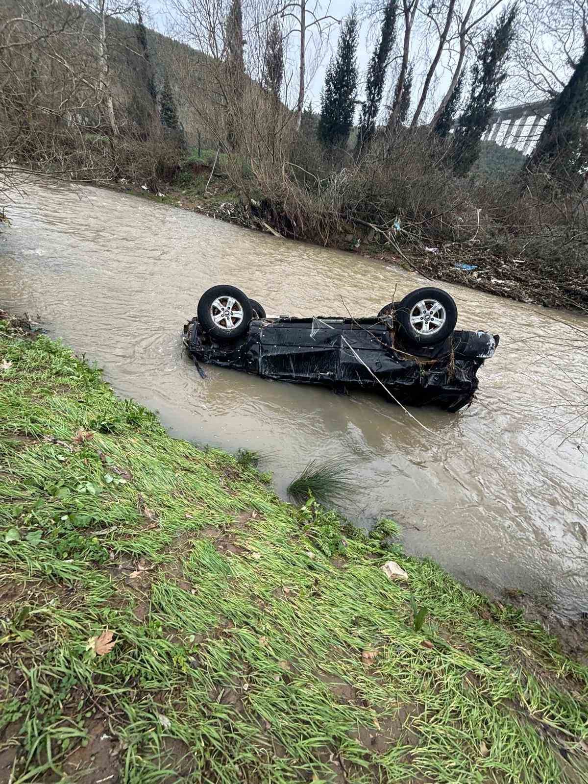Dereye sürüklenen otomobilini bir gün sonra bulmuştu, yaşananları anlattı
Dereye sürüklenen otomobilini bir gün sonra bulmuştu, yaşananları anlattı