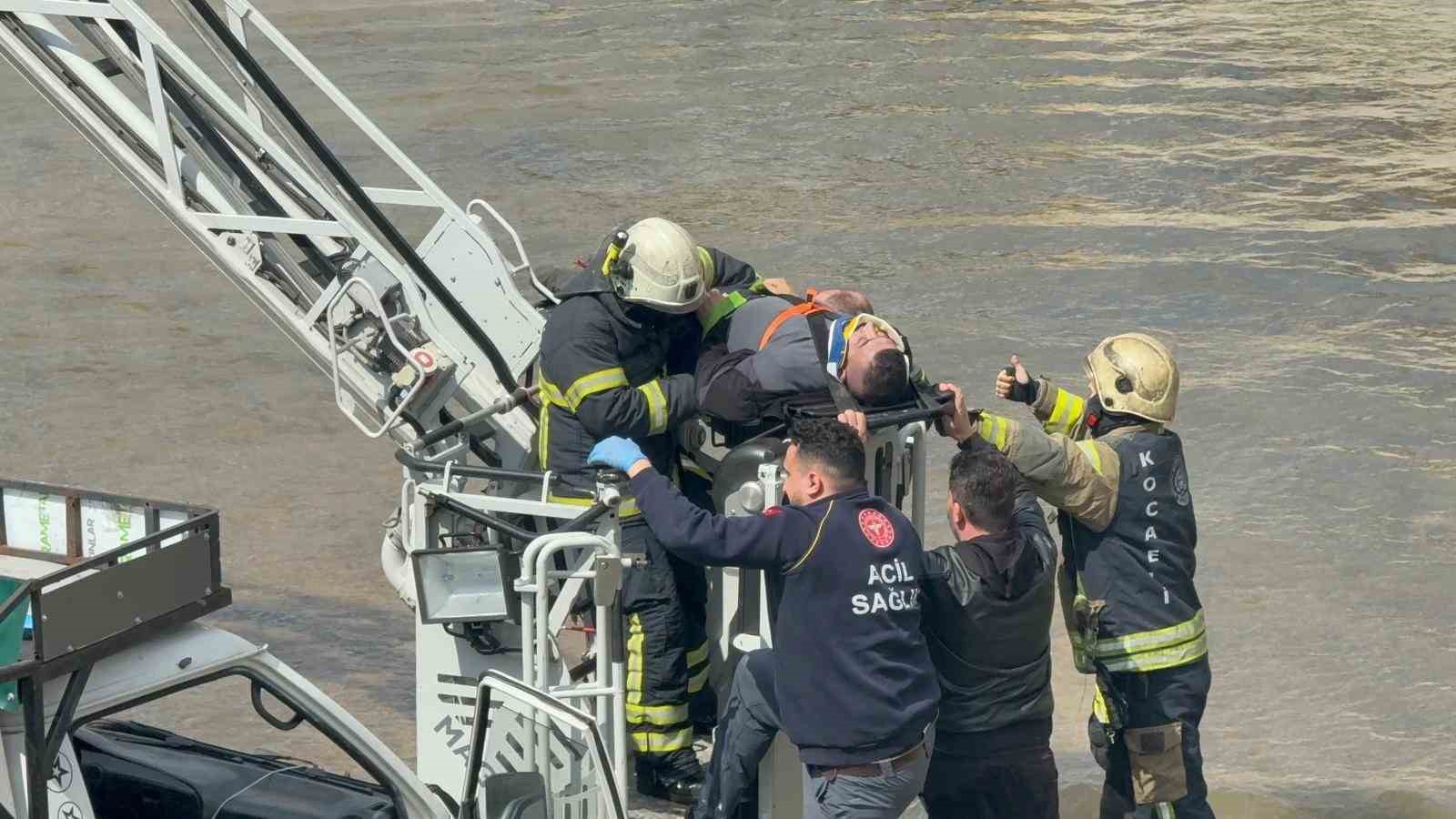 Dereye uçan kamyonetin sürücüsü hayatını kaybetti
