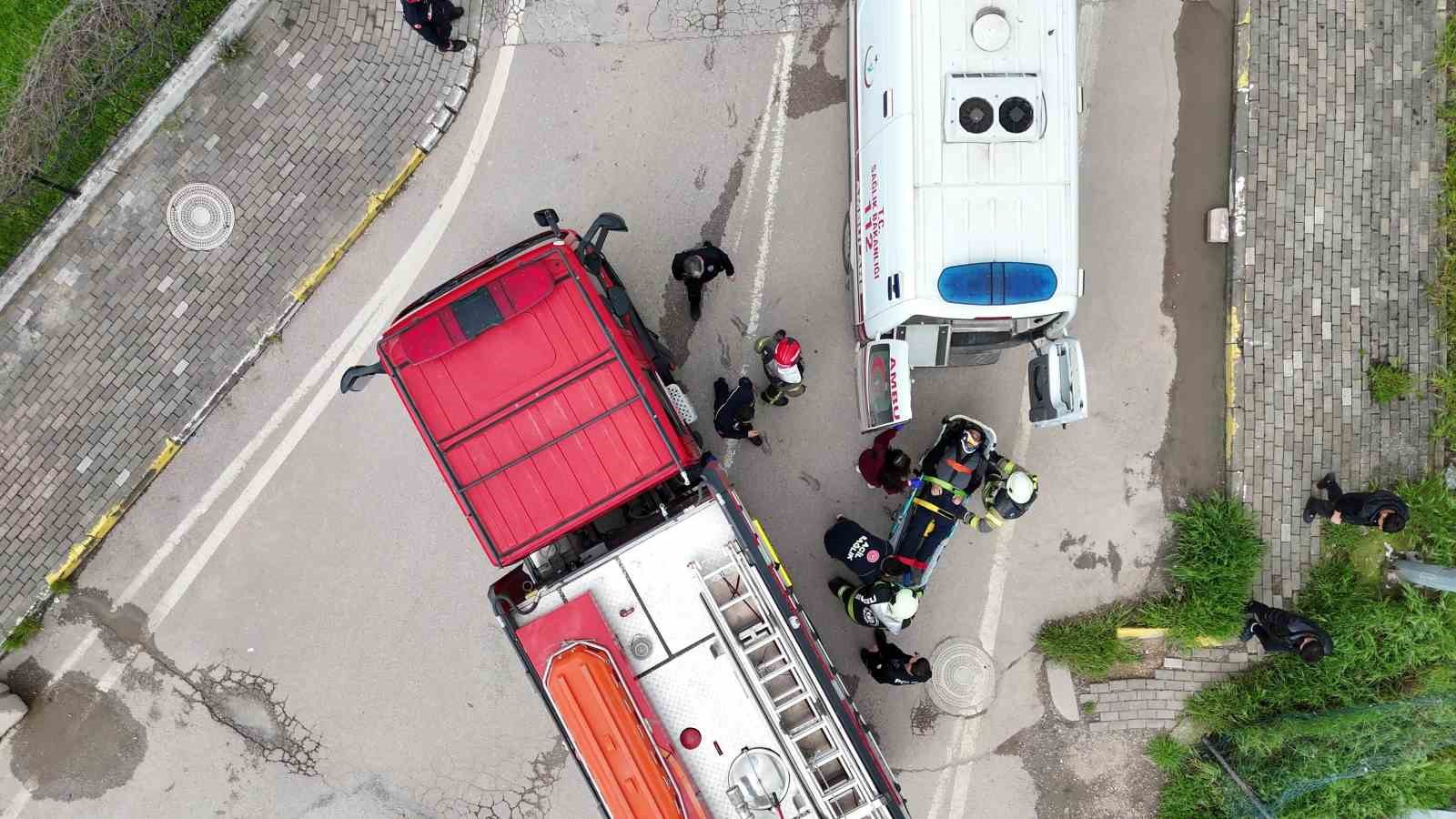 Dereye uçan kamyonetin sürücüsüne dakikalarca kalp masajı yapıldı
