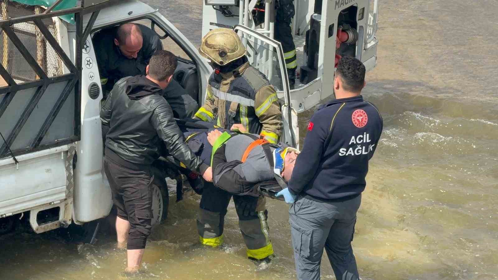 Dereye uçan kamyonetin sürücüsüne dakikalarca kalp masajı yapıldı
