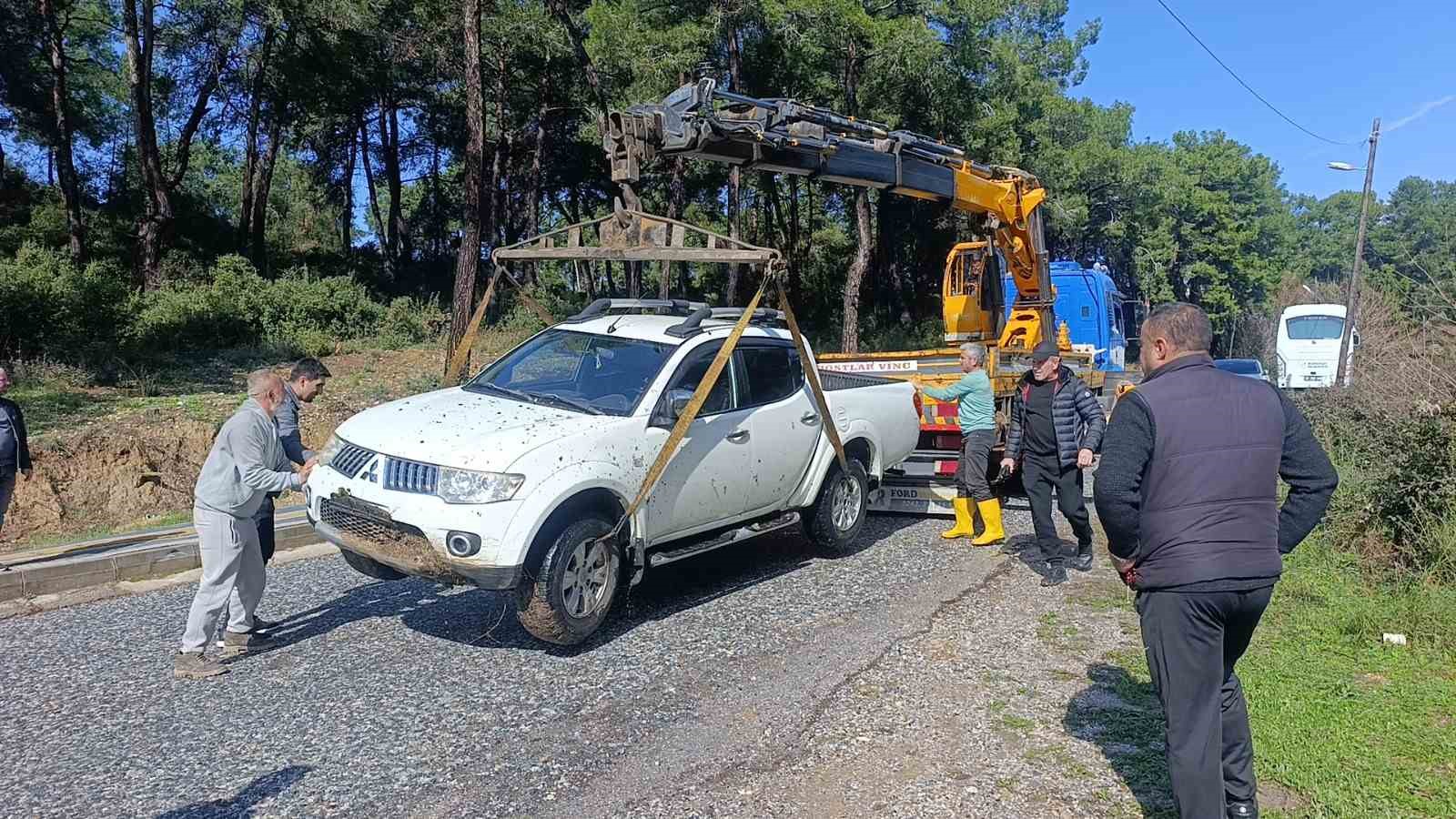 Dereye uçan kamyonetten yara alamadan kurtuldu
