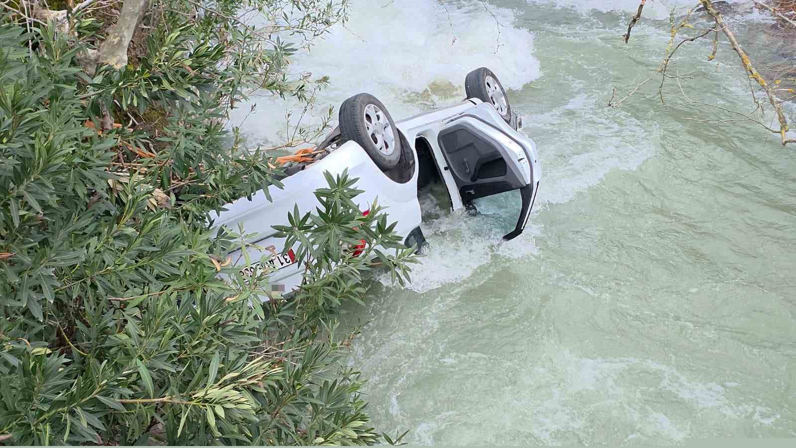 Dereye uçan otomobil suyla doldu, boğulma tehlikesi geçiren sürücüyü vatandaşlar kurtardı
