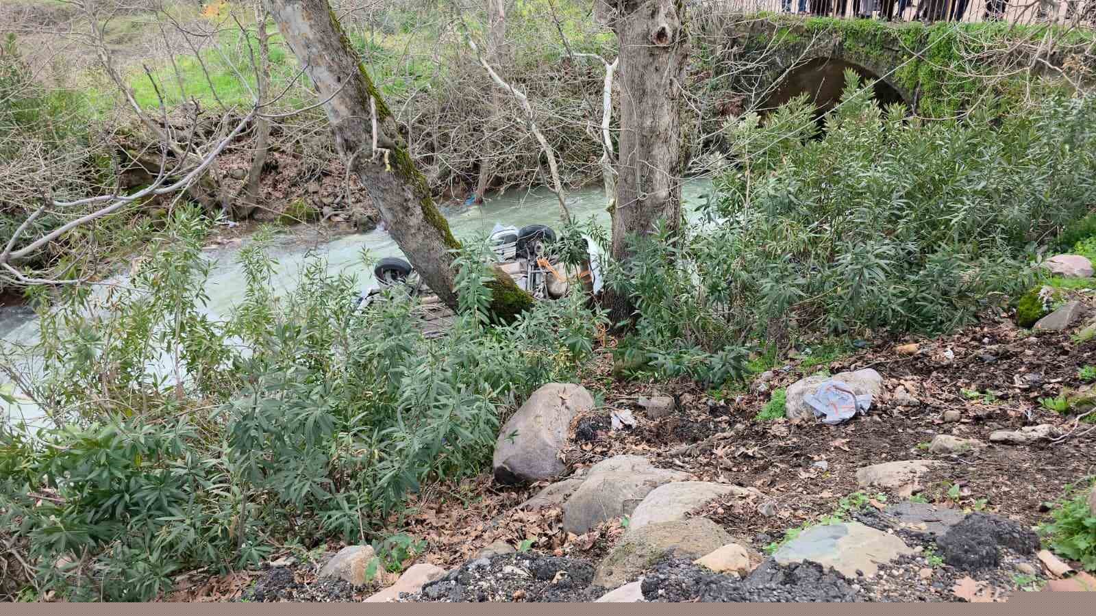 Dereye uçan otomobil suyla doldu, boğulma tehlikesi geçiren sürücüyü vatandaşlar kurtardı
