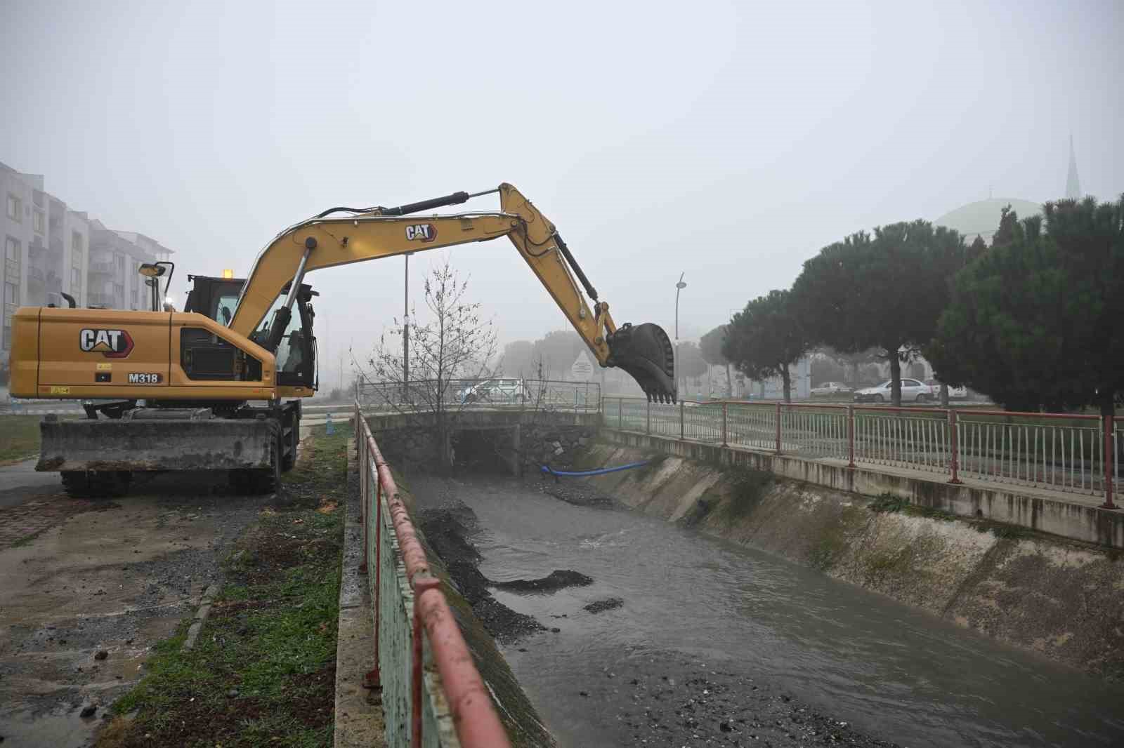 Dereyi çöplüğe çevirmişler
