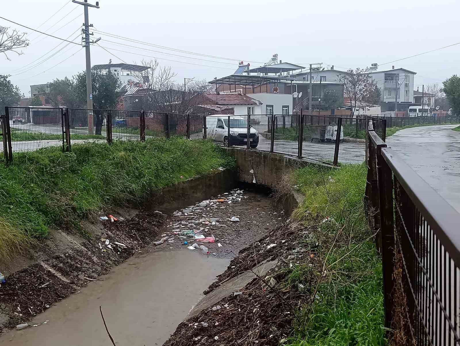 Dereyi çöplüğe çevirmişler
