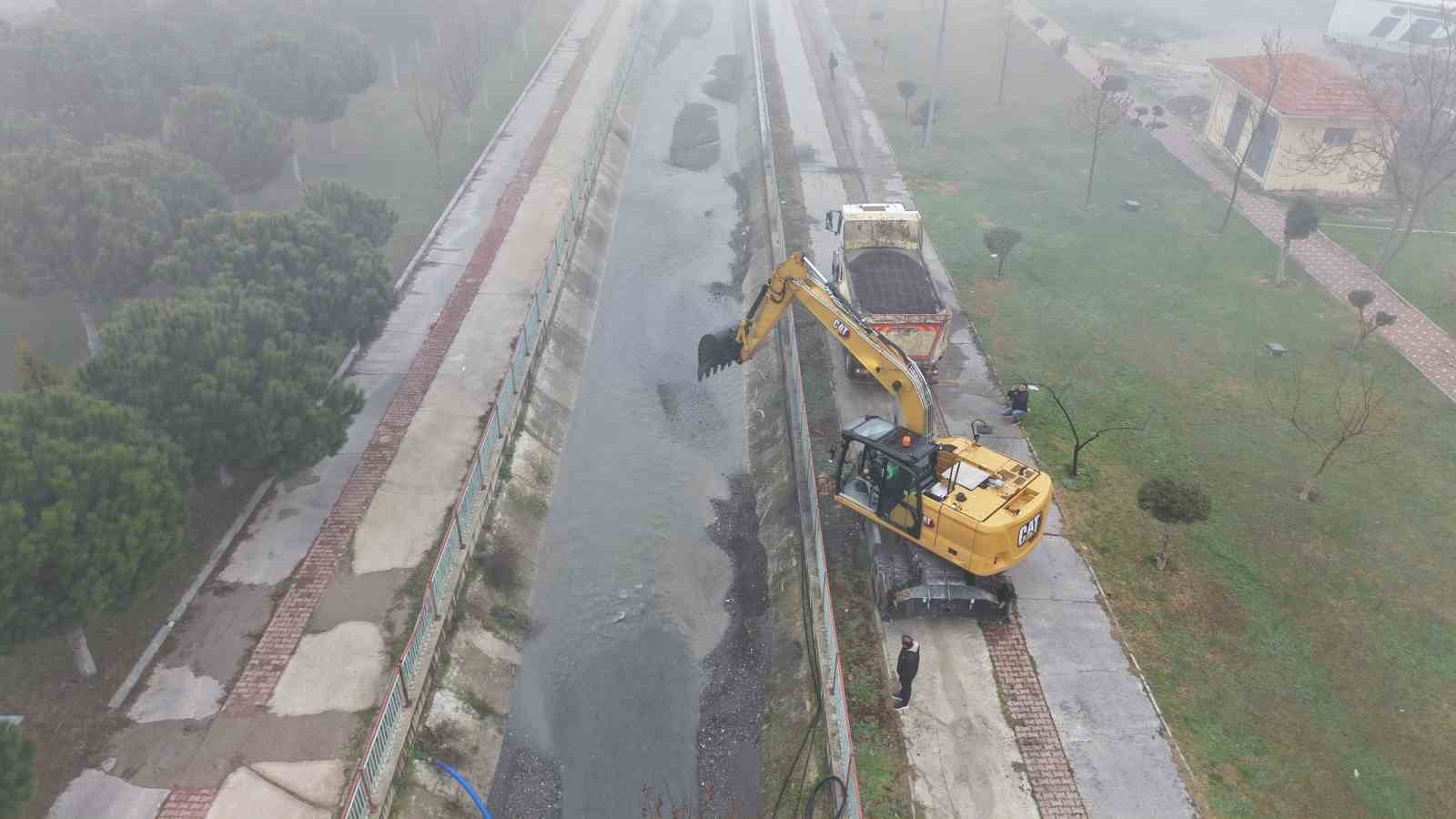 Dereyi çöplüğe çevirmişler
