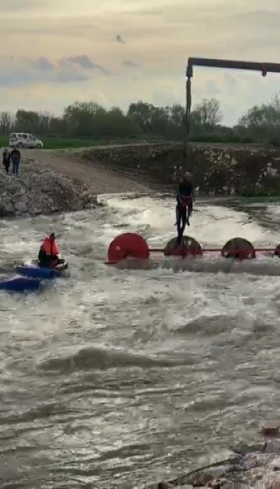 Dereyi traktörle geçmek isterken faciadan dönüldü: 10 işçi vinçle kurtarıldı
