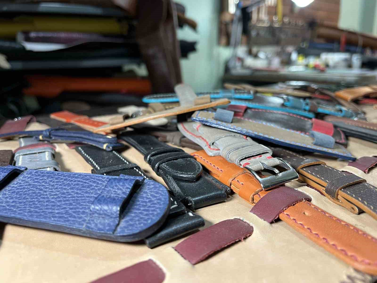 Deri ve sanatı buluşturup el emeğiyle saat kordonu yapıyor
