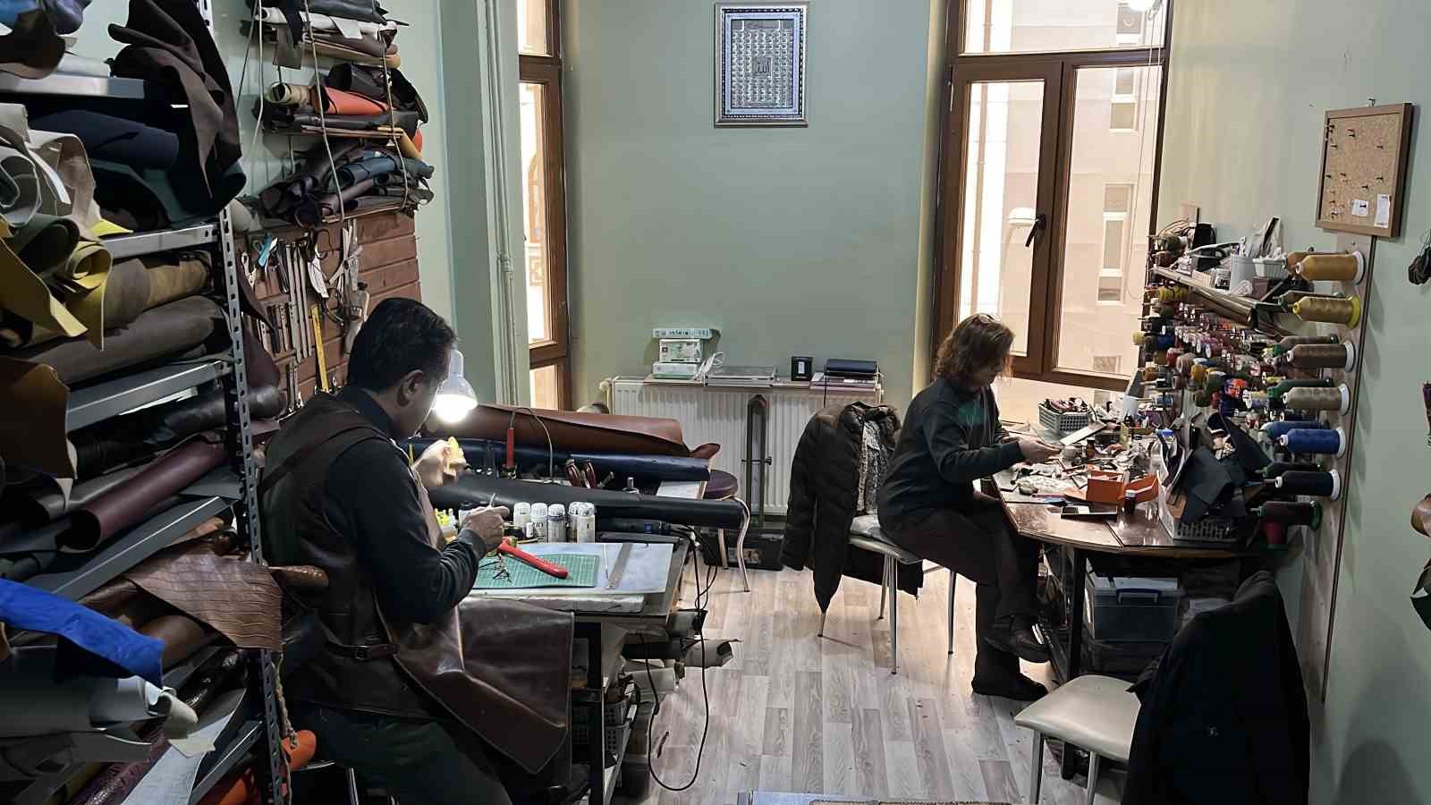 Deri ve sanatı buluşturup el emeğiyle saat kordonu yapıyor
