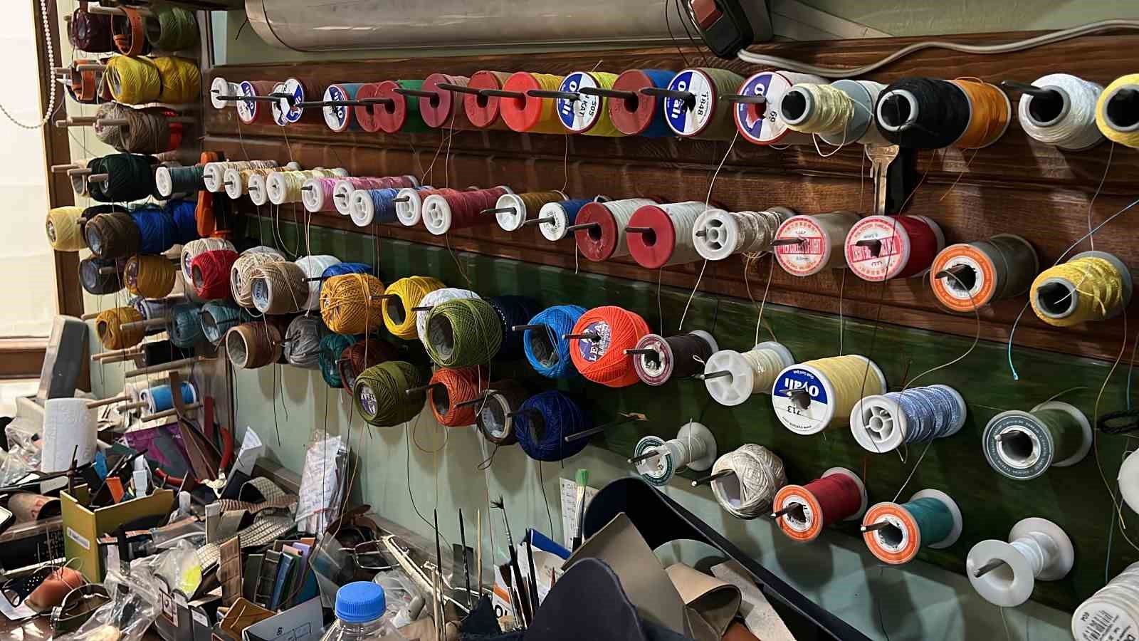 Deri ve sanatı buluşturup el emeğiyle saat kordonu yapıyor
