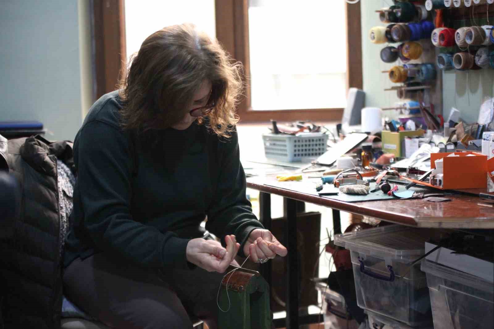 Deri ve sanatı buluşturup el emeğiyle saat kordonu yapıyor
