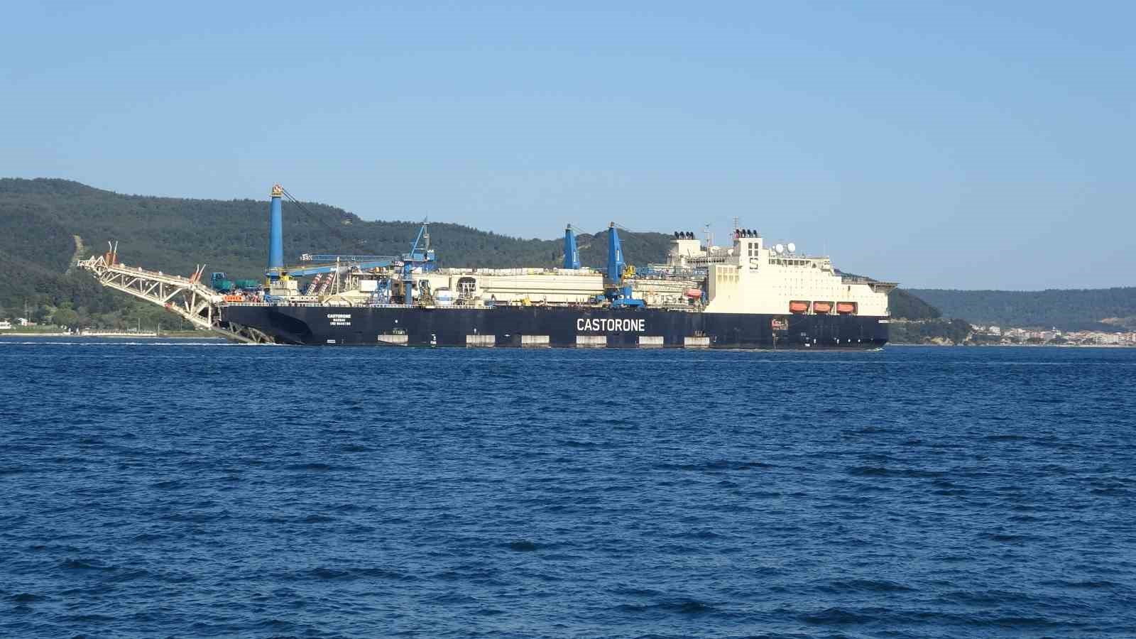Derin denizlerde boru döşeme gemisi ’Castorone’, Çanakkale Boğazı’ndan geçti

